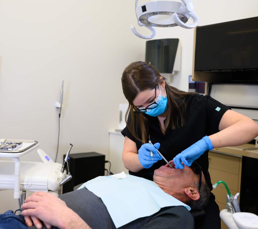 Dre Kassandra Tremblay en train de prodiguer des soins dentaires.